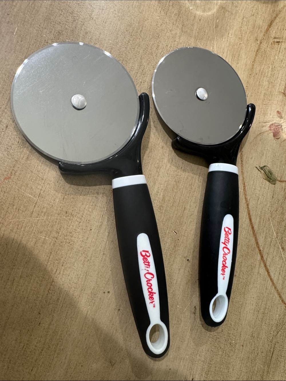 2 Betty Crocker Hand Pizza Cutters 3 1/2" Round Stainless Steel SOFT GRIP HANDLE